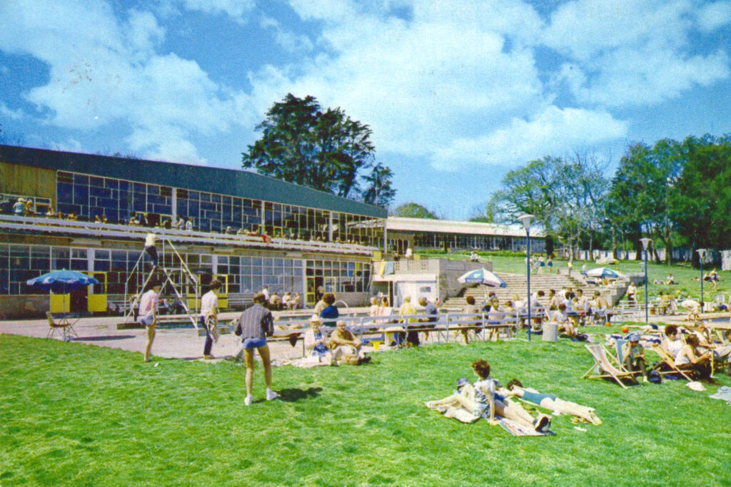 postcard of Warner's woodside bay holiday camp