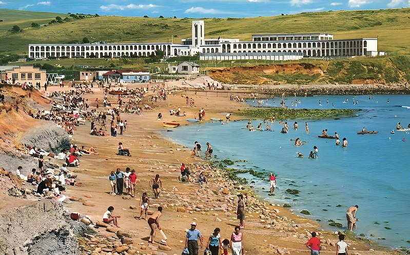 Vintage postcard of Pontins Riviera Hotel, Bowleaze Cove, near Weymouth