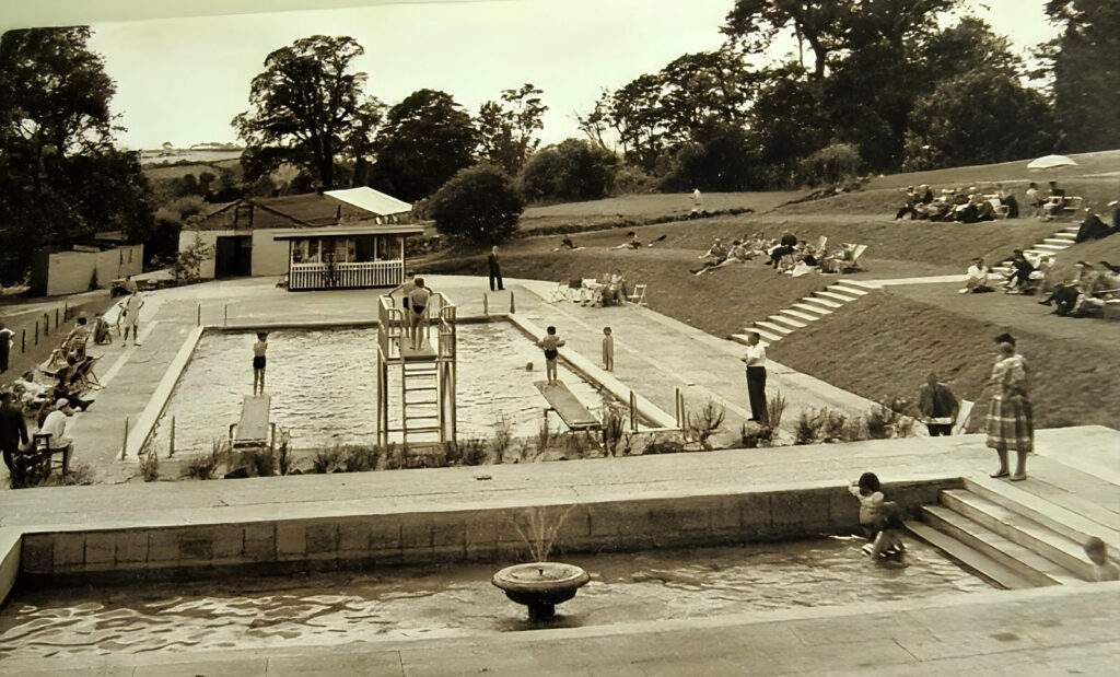 1950s postcard of Barton Hall in Torquay